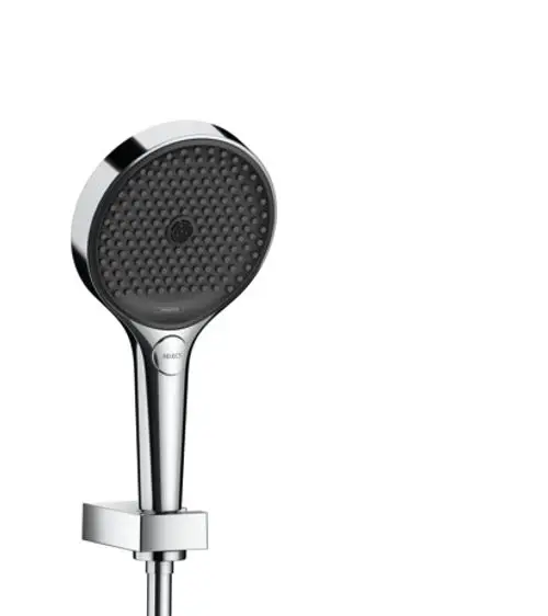 Brausekopf von Hansgrohe mit runder, strukturierten Oberfläche und Halterung. Der Schlauch ist an der Brause befestigt, Chrom-Oberfläche und schwenkbare Wandhalterung sind sichtbar.